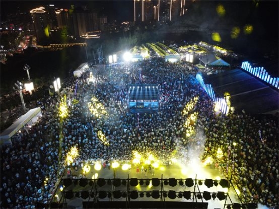 贵州剑河的夏日狂欢开始！雪花啤酒音乐节民族之夜点燃夜间热情