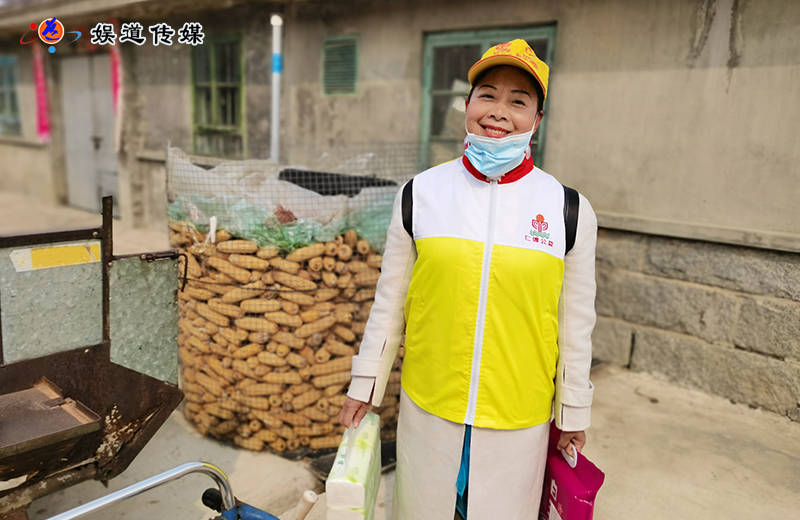 以 “蓝天大妈”之名，打开公益艺术之门